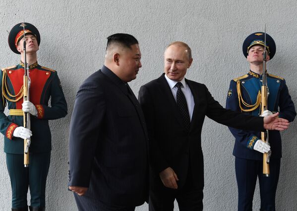 Лидер КНДР Ким Чен Ын и президент России Владимир Путин во время встречи на острове Русский  - Sputnik Молдова