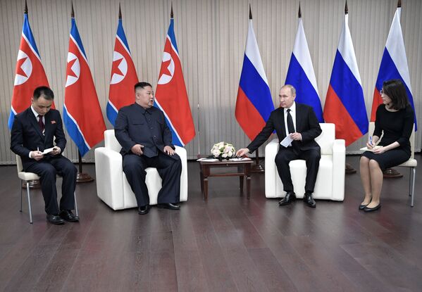 Лидер КНДР Ким Чен Ын и президент России Владимир Путин во время встречи в кампусе ДВФУ на острове Русский - Sputnik Молдова
