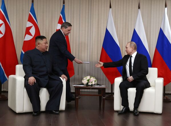 Лидер КНДР Ким Чен Ын и президент России Владимир Путин во время встречи в кампусе ДВФУ во Владивостоке - Sputnik Молдова