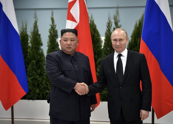 Лидер КНДР Ким Чен Ын и президент России Владимир Путин во время встречи в кампусе ДВФУ во Владивостоке - Sputnik Молдова