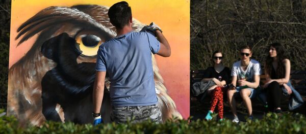 Художник во время создания арт-объекта на фестивале уличных видов искусства Street Art - Sputnik Молдова