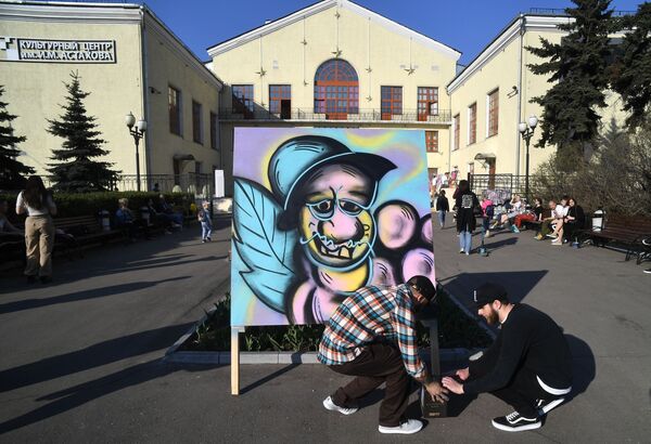 Художники во время создания арт-объекта на фестивале уличных видов искусства Street Art - Sputnik Молдова