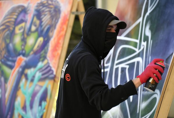 Художник во время создания арт-объекта на фестивале уличных видов искусства Street Art - Sputnik Молдова