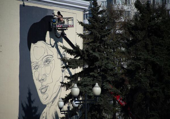 Художник во время создания арт-объекта на фестивале уличных видов искусства Street Art - Sputnik Молдова