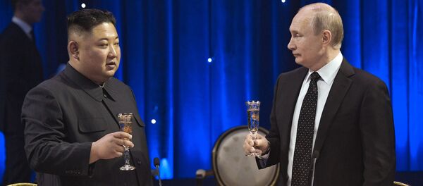 Президент РФ Владимир Путин на официальном приеме от имени президента РФ в честь председателя Госсовета Корейской Народно-Демократической Республики Ким Чен Ына (слева) после переговоров в кампусе ДВФУ во Владивостоке - Sputnik Молдова