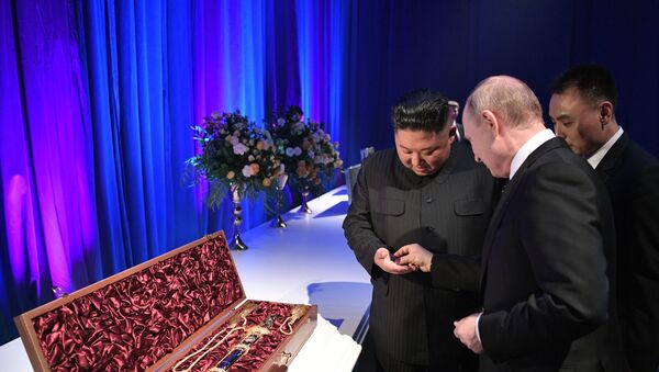 Лидер КНДР подарил президенту России Владимиру Путину корейский меч. - Sputnik Молдова