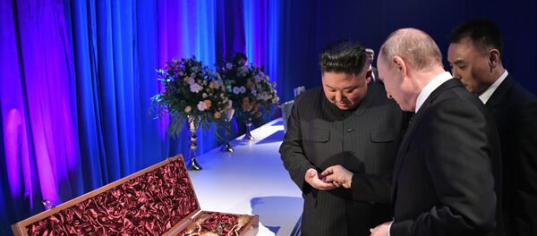 Лидер КНДР подарил президенту России Владимиру Путину корейский меч. - Sputnik Молдова