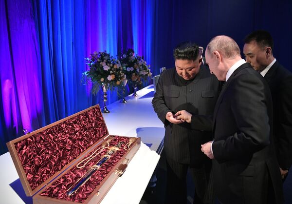 Ce i-a dăruit Kim Jong-un lui Putin și cum a evitat “să fie un semn rău” - video Ce i-a dăruit Kim Jong-un lui Putin și cum a evitat “să fie un semn rău” - video - Sputnik Moldova-România