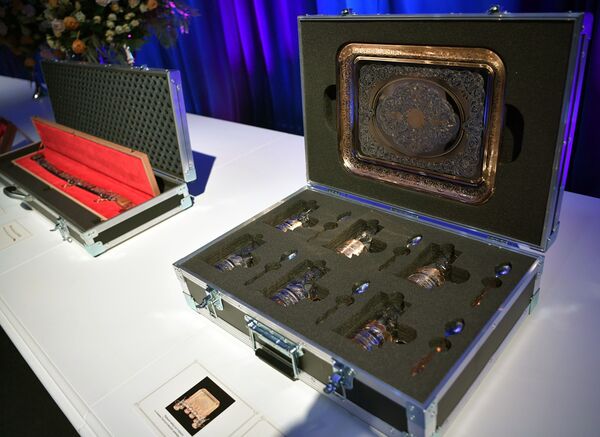 Зачехленные клинки: Ким Чен Ын и Путин обменялись подарками - фото - Sputnik Молдова