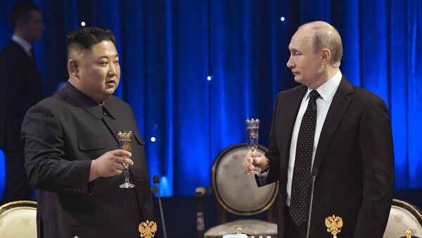 Președintele Rusiei Vladimir Putin și Kim Jong-un la Vladivostok - Sputnik Moldova