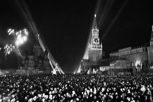 Салют на Красной площади в Москве по случаю Дня Победы 9 мая 1945 года - Sputnik Молдова