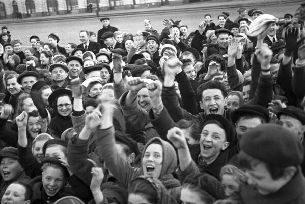 Москвичи на Красной площади утром в День Победы советского народа в Великой Отечественной войне 1941-1945 годов - Sputnik Молдова