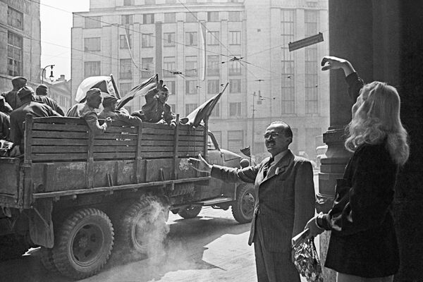 Жители Праги приветствуют советских воинов - Sputnik Молдова