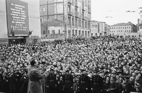 Российский артист, мастер художественного слова Эммануил Каминка во время выступления на улице Москвы 9 мая 1945 года - Sputnik Молдова