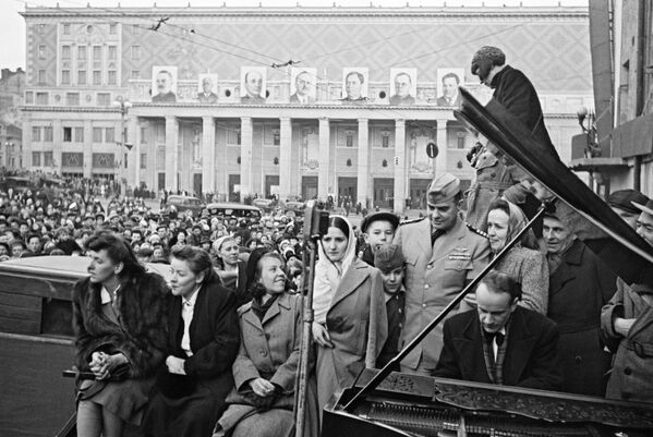 Пианист Московской филармонии Юрий Брюшков выступает на площади Маяковского в Москве 9 мая 1945 года - Sputnik Молдова