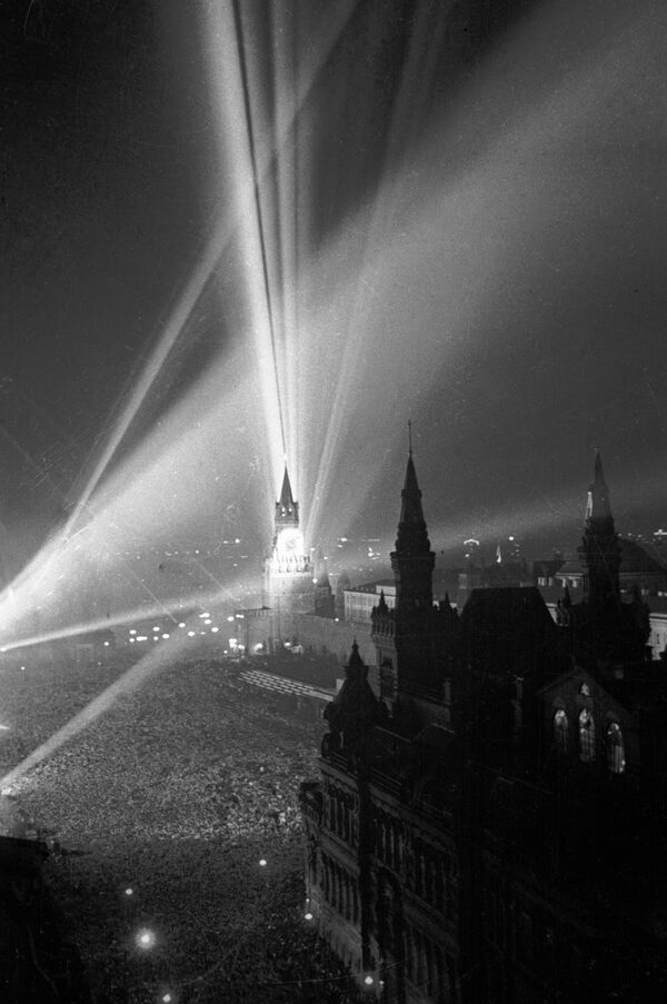 Салют на Красной площади в Москве по случаю Дня Победы 9 мая 1945 года - Sputnik Молдова