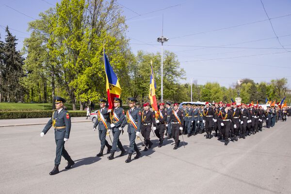 Торжественным маршем в сопровождении роты почетного караула и карабинеров чернобыльцы прошли по центральному проспекту Кишинева.  - Sputnik Молдова