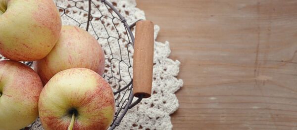 Яблоки на тарелке Яблоки на тарелке - Sputnik Молдова