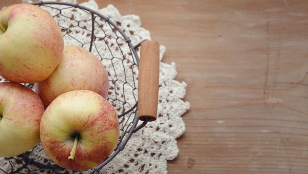 Яблоки на тарелке, архивное фото.  - Sputnik Молдова