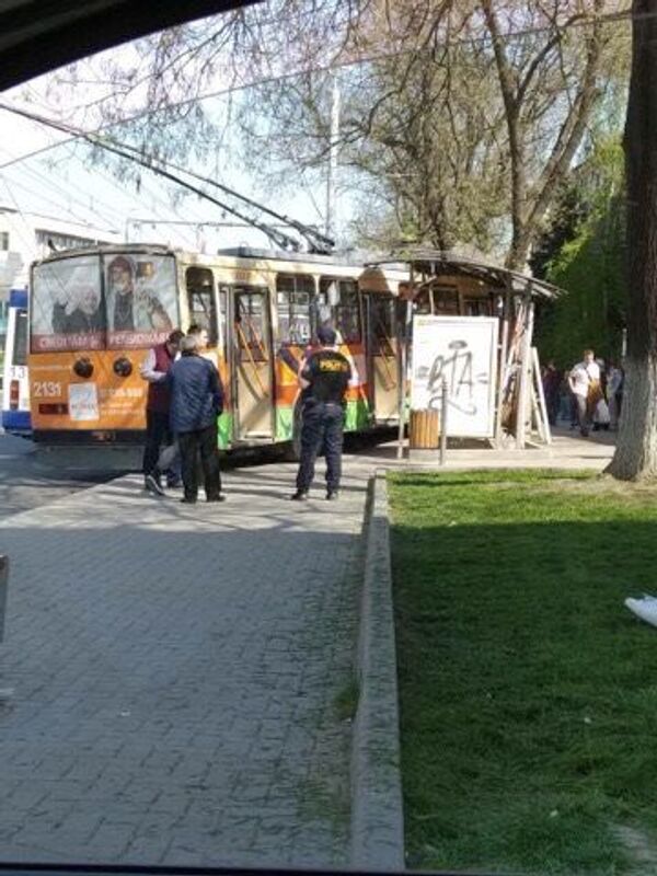 Clipe de groază pentru pasagerii unui troleibuz: Iată unde a ajuns vehiculul - Foto Clipe de groază pentru pasagerii unui troleibuz: Iată unde a ajuns vehiculul - Foto - Sputnik Moldova