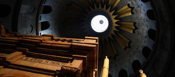 Храм Гроба Господня перед схождением Благодатного огня Храм Гроба Господня перед схождением Благодатного огня - Sputnik Молдова