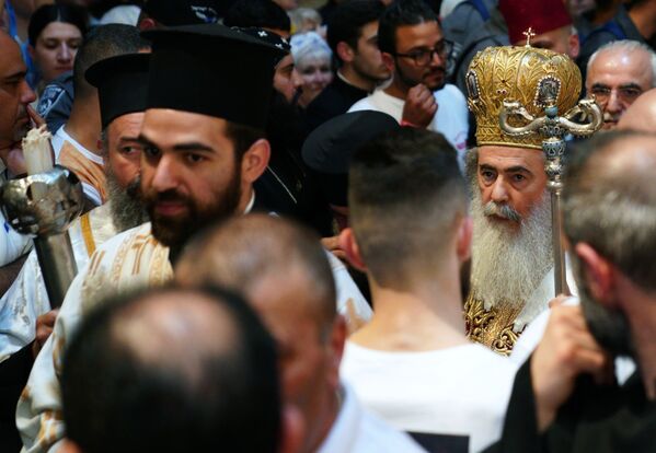 атриарх Иерусалимский Феофил III  перед началом празднования схождения Благодатного огня в храме Гроба Господня - Sputnik Молдова