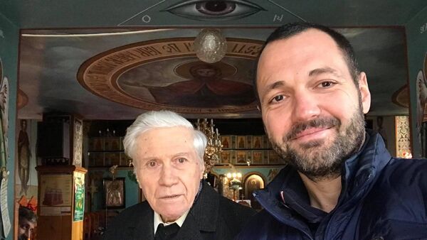 Foto: Dan Chitic, alături de duhovnicul său, părintele Ilie Georgescu - Sputnik Moldova-România