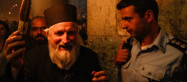 Верующие празднуют схождение Благодатного огня в храме Гроба Господня Верующие празднуют схождение Благодатного огня в храме Гроба Господня - Sputnik Moldova-România