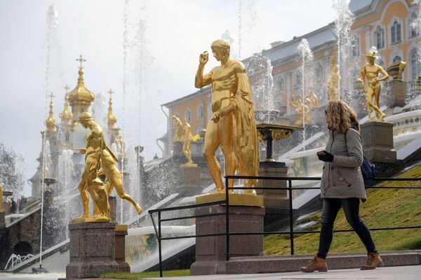 Весенний праздник фонтанов в Государственном музее-заповеднике Петергоф. - Sputnik Молдова