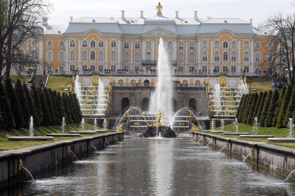 Издалека большой петергофский дворец смотрится поистине, как императорская резиденция.   - Sputnik Молдова