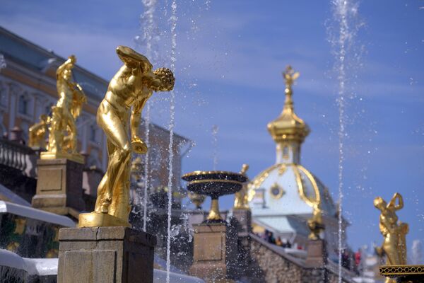 Скульптуры Большого каскада во время весеннего открытия фонтанов в Государственном музее-заповеднике Петергоф - Sputnik Молдова