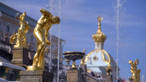 Скульптуры Большого каскада во время весеннего открытия фонтанов в Государственном музее-заповеднике Петергоф - Sputnik Moldova