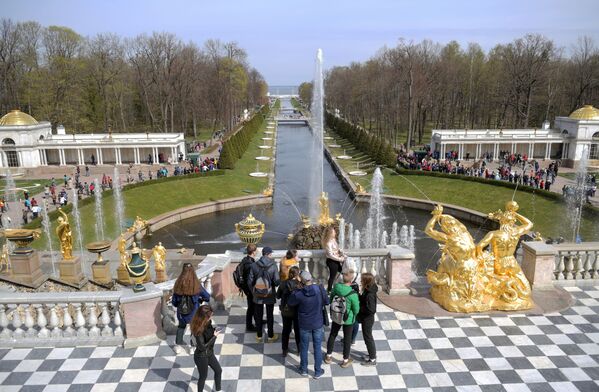 Туристы у фонтанов Большого каскада во время весеннего открытия в Государственном музее-заповеднике Петергоф - Sputnik Молдова