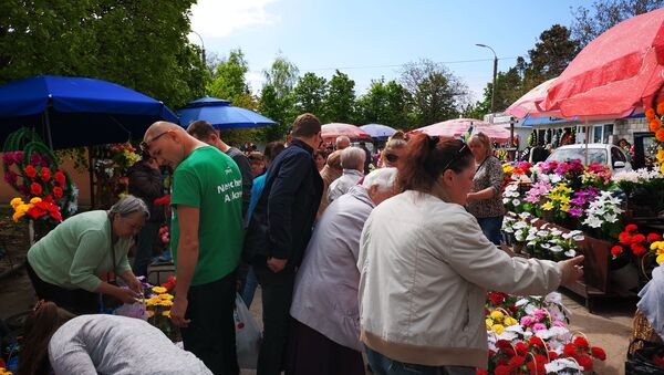 Ажиотаж на кладбище в поминальные дни - Sputnik Молдова
