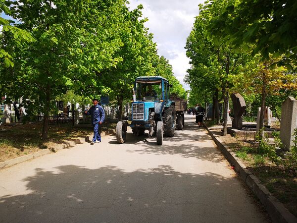 Кишиневское кладбище превратили в проезжую часть - 100 строк о наболевшем Кишиневское кладбище превратили в проезжую часть - 100 строк о наболевшем - Sputnik Молдова