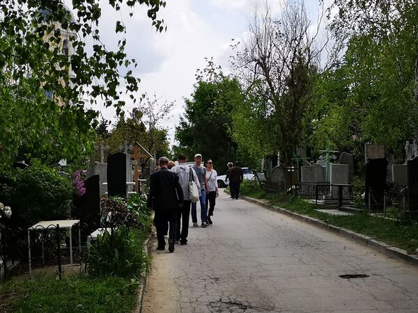 Кишиневское кладбище превратили в проезжую часть - 100 строк о наболевшем Кишиневское кладбище превратили в проезжую часть - 100 строк о наболевшем - Sputnik Молдова