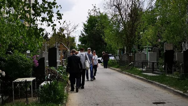 Люди в поминальные дни на кладбище Святого Лазаря - Sputnik Moldova