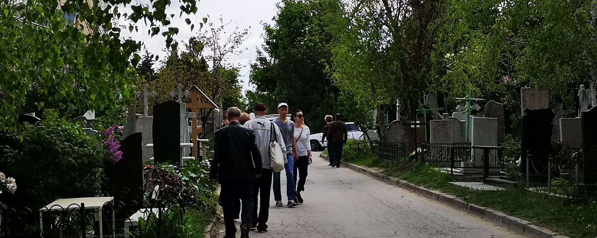 Люди в поминальные дни на кладбище Святого Лазаря - Sputnik Moldova, 1920, 04.05.2019
