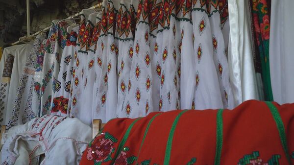 Святая святых: какие сокровища хранятся в костюмерной ансамбля Жок Святая святых: какие сокровища хранятся в костюмерной ансамбля Жок - Sputnik Молдова
