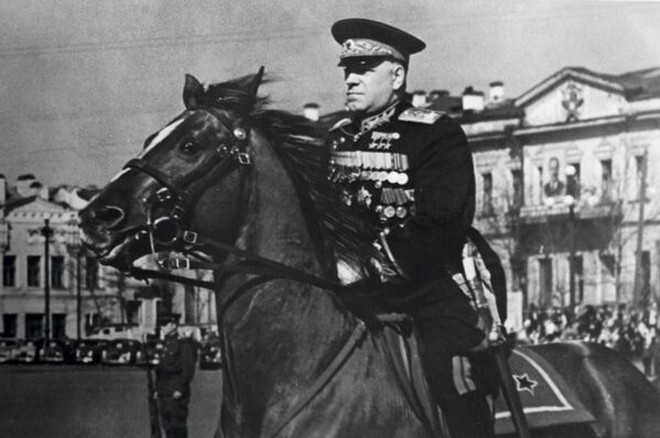 Маршал Советского Союза Г.К. Жуков на площади 1905 года в Свердловске - Sputnik Молдова