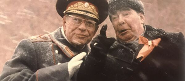 Маршал Советского Союза Д.Ф. Устинов и Л.И. Брежнев на трибуне Мавзолея - Sputnik Moldova