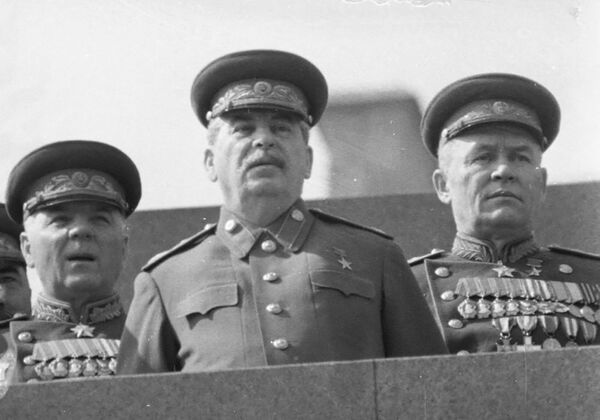 И.В. Сталин и маршал авиации К.А.Вершинин (справа) на трибуне Мавзолея, 1946 год - Sputnik Молдова