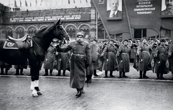 Маршал Советского Союза Л.А. Говоров готовится принимать парад войск Московского гарнизона на Красной площади. 7 ноября 1947 г. - Sputnik Молдова