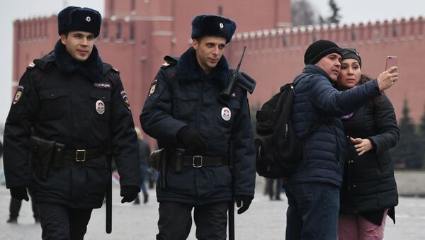 Сотрудники полиции и туристы на Красной площади в Москве - Sputnik Молдова