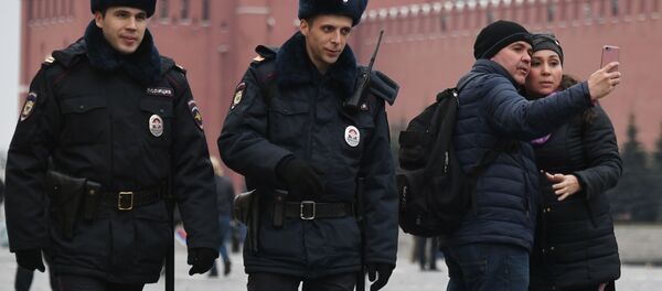 Сотрудники полиции и туристы на Красной площади в Москве - Sputnik Молдова