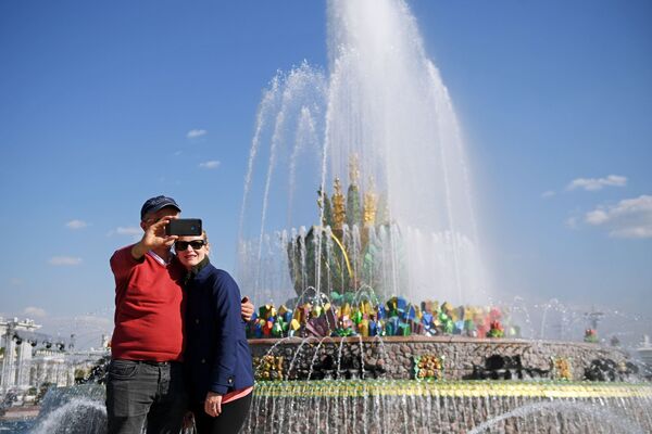 Отдыхающие фотографируются у заработавшего фонтана Каменный цветок на ВДНХ в Москве - Sputnik Молдова