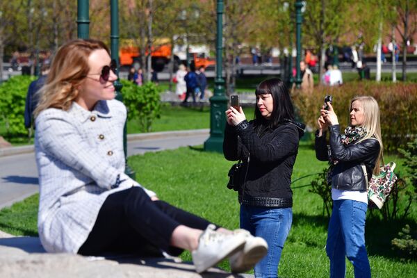 Девушки фотографируются в Александровском саду в Москве - Sputnik Молдова