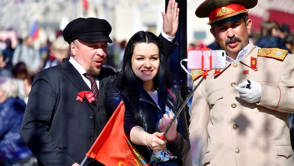 Девушка на Никольской улице в Москве фотографируется с мужчинами в костюмах В. И. Ленина и И. В. Сталина - Sputnik Молдова