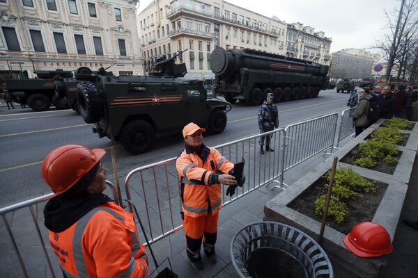 Городские работники делают селфи напротив колонны военной техники на улицах Москвы во время репетиции Парада Победы - Sputnik Молдова