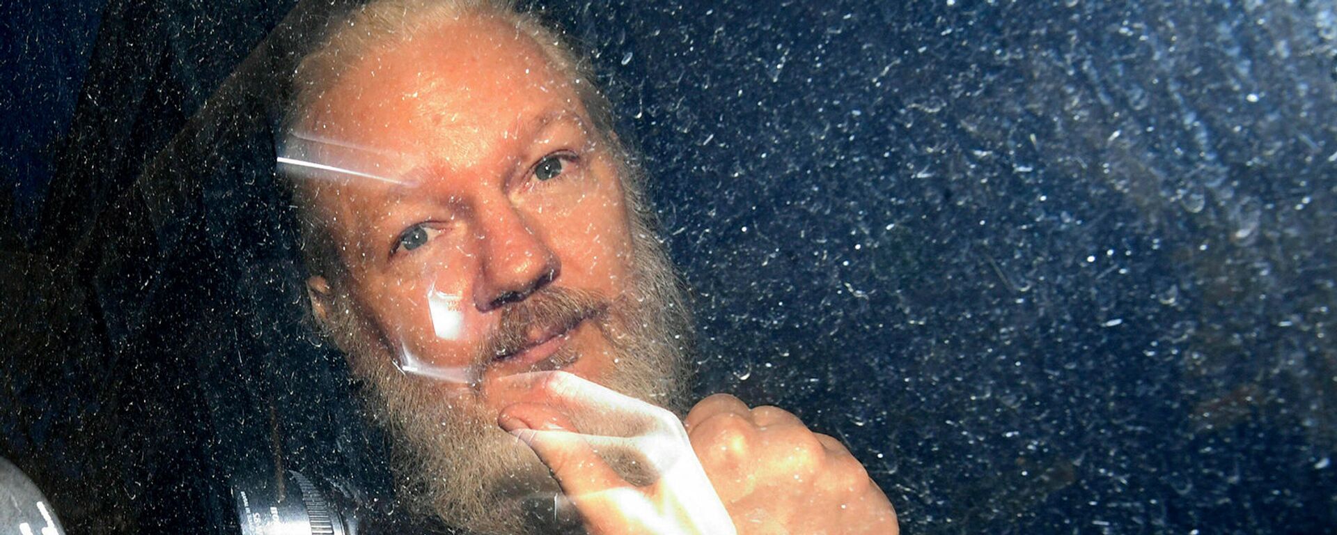 Основатель WikiLeaks Джулиан Ассанж в полицейском автомобиле (11 апреля 2019). Лондон - Sputnik Молдова, 1920, 27.09.2019
